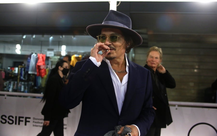 El actor, vestido de gala, dedica tiempo a los pocos presentes y posa y saluda a cada uno de ellos. Junto a él, el resto del equipo de producción y realización de la película 'Crock of Gold'. 