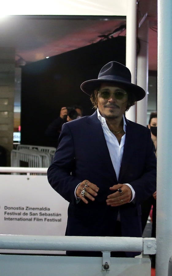 El actor, vestido de gala, dedica tiempo a los pocos presentes y posa y saluda a cada uno de ellos. Junto a él, el resto del equipo de producción y realización de la película 'Crock of Gold'. 