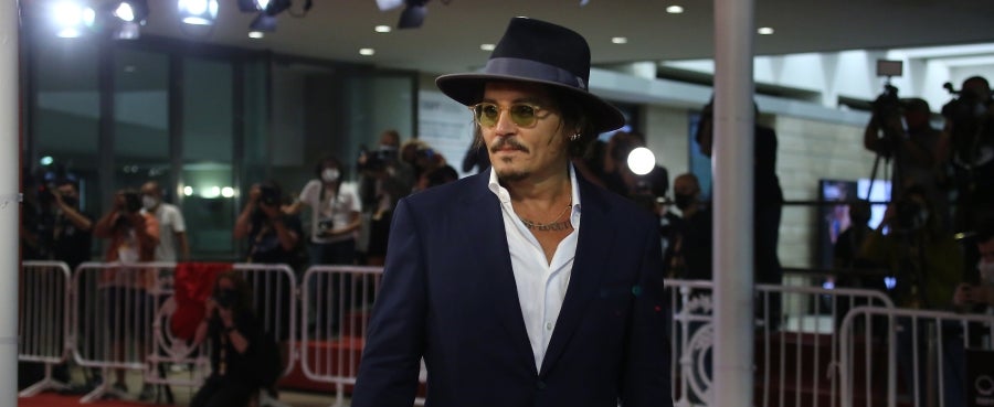 El actor, vestido de gala, dedica tiempo a los pocos presentes y posa y saluda a cada uno de ellos. Junto a él, el resto del equipo de producción y realización de la película 'Crock of Gold'. 