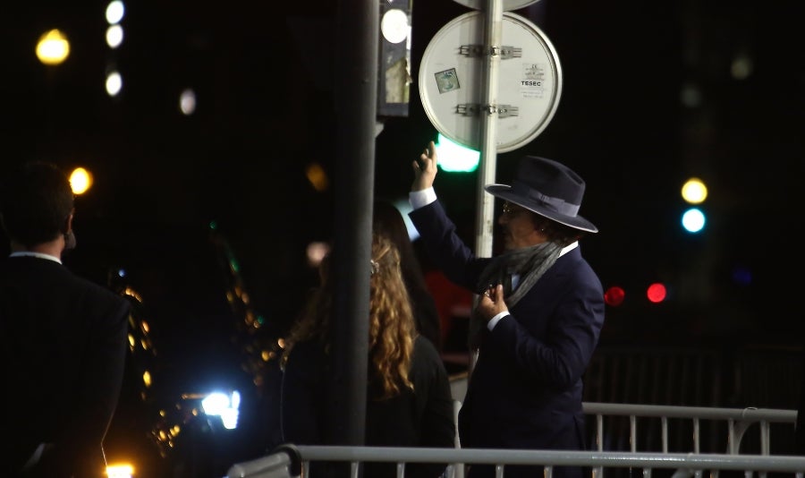 El actor, vestido de gala, dedica tiempo a los pocos presentes y posa y saluda a cada uno de ellos. Junto a él, el resto del equipo de producción y realización de la película 'Crock of Gold'. 