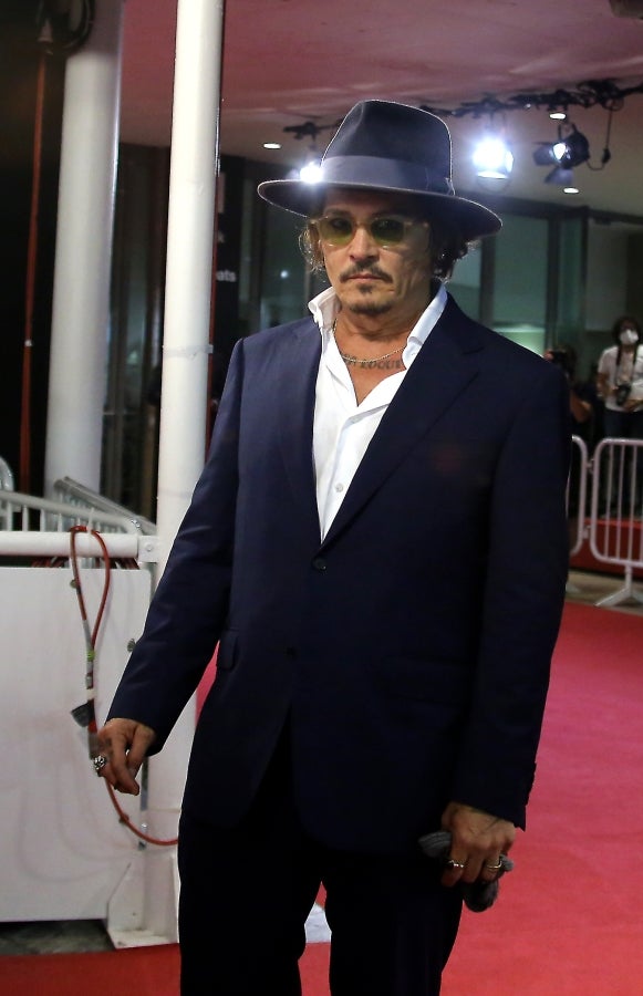 El actor, vestido de gala, dedica tiempo a los pocos presentes y posa y saluda a cada uno de ellos. Junto a él, el resto del equipo de producción y realización de la película 'Crock of Gold'. 