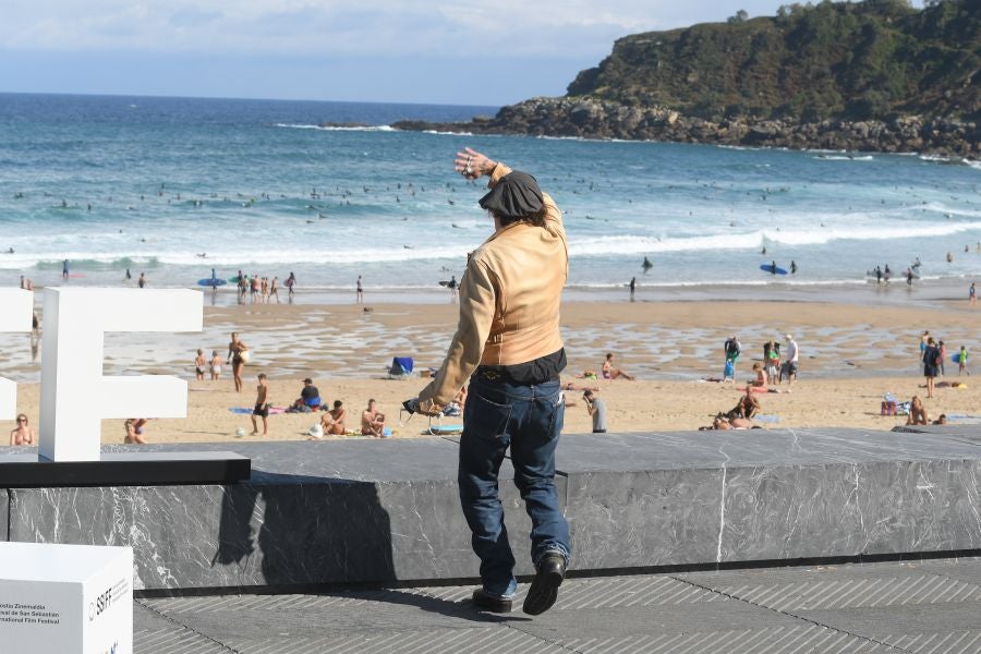 El actor estadounidense produce el filme que Julien Temple dedica al líder de The Pogues, que se estrena este domingo en el Kursaal