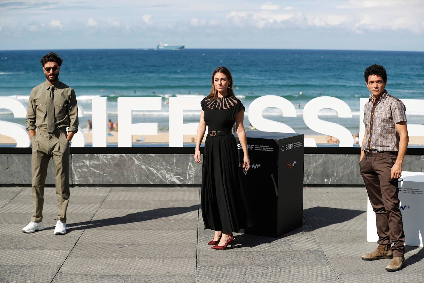 Rey y Suárez, posan para la prensa en la terraza del Kursaal.