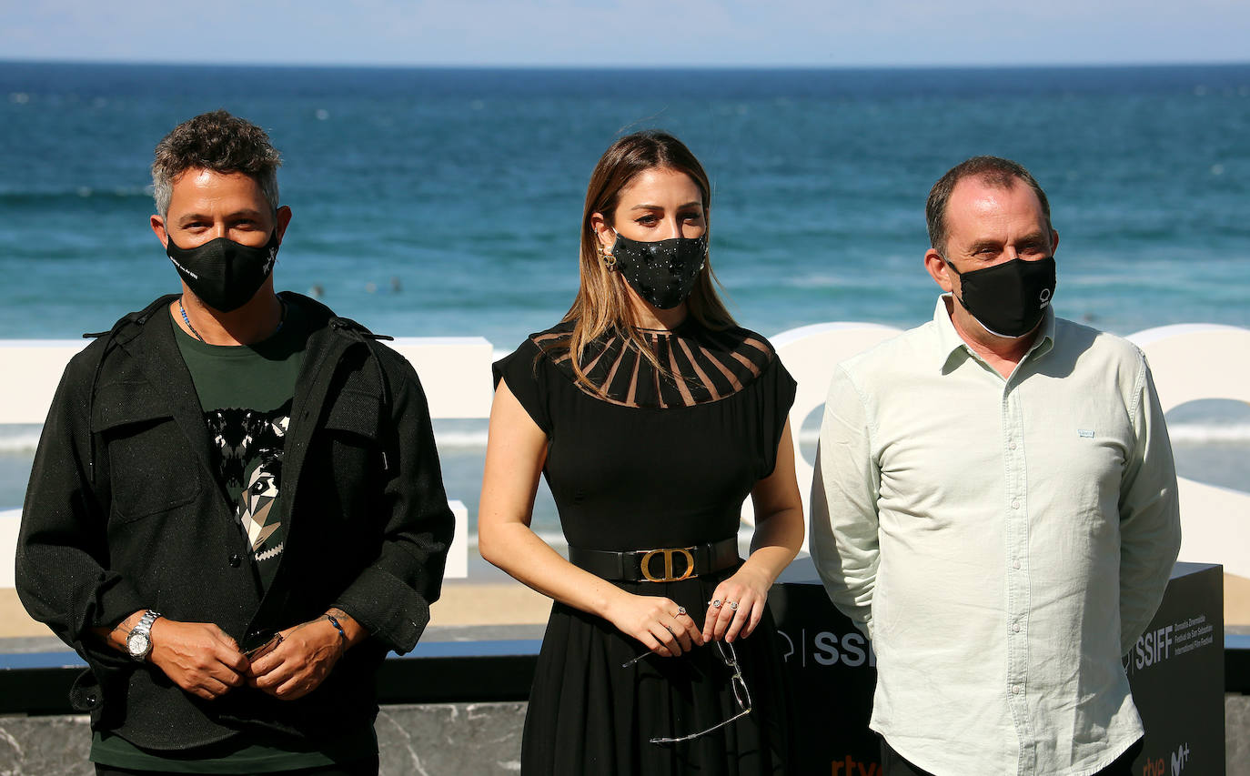 Rey y Suárez, posan para la prensa en la terraza del Kursaal.