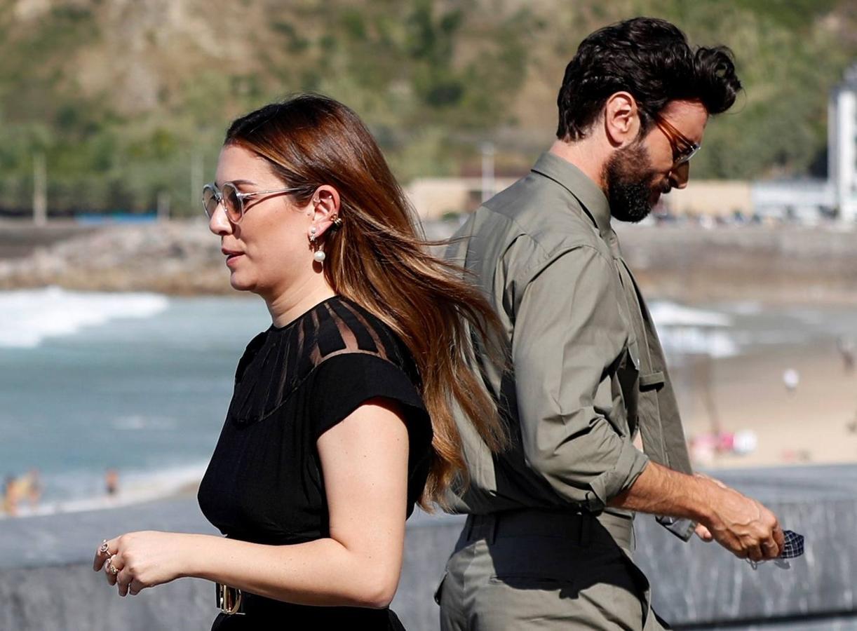 Rey y Suárez, posan para la prensa en la terraza del Kursaal.