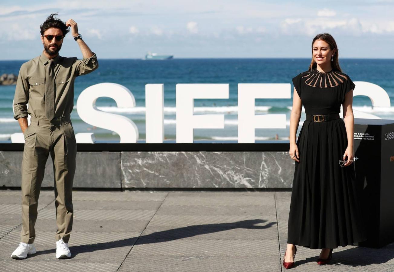 Rey y Suárez, posan para la prensa en la terraza del Kursaal.