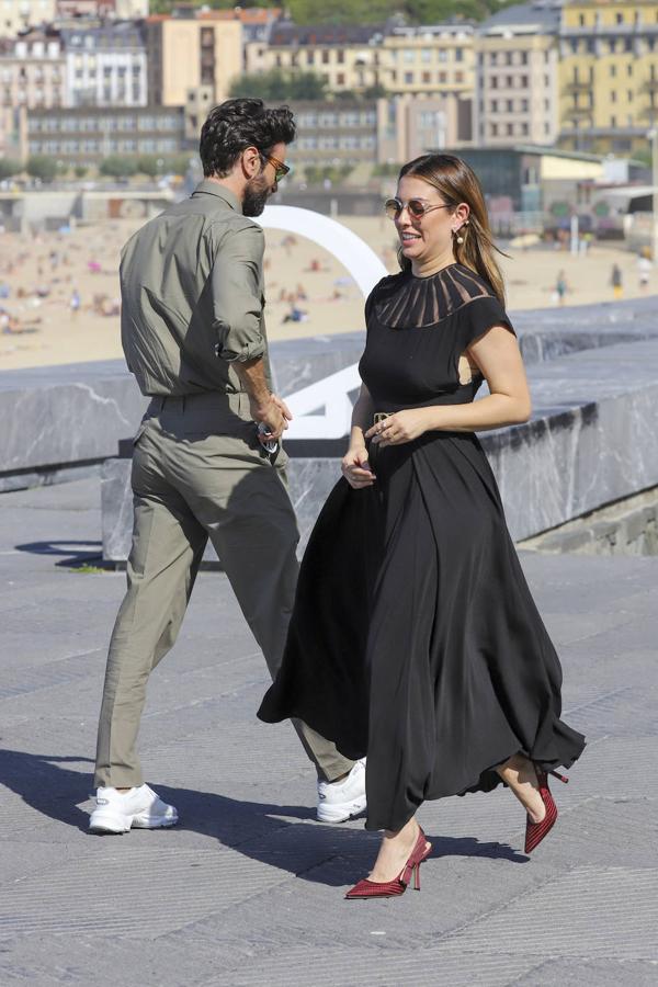 Rey y Suárez, posan para la prensa en la terraza del Kursaal.