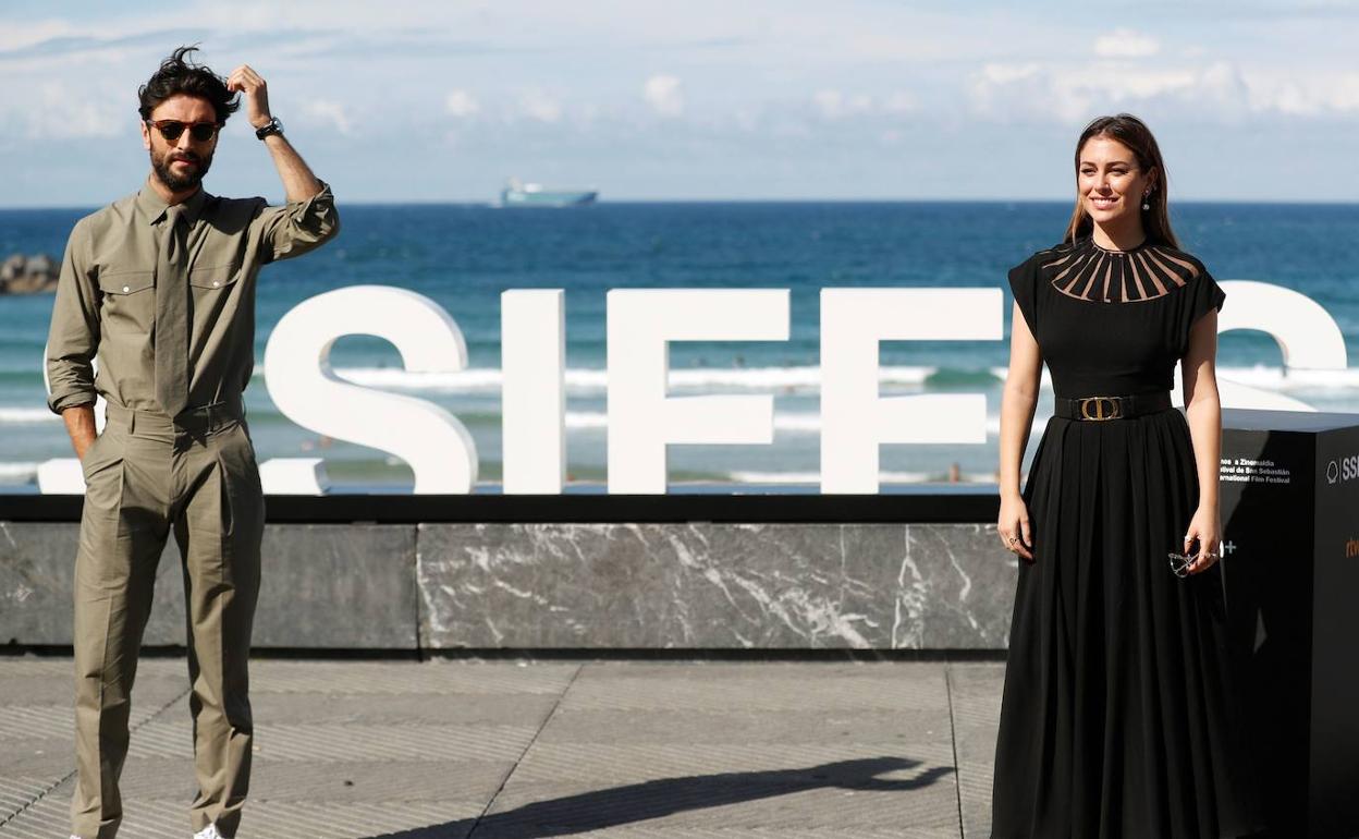 Rey y Suárez posan para la prensa en el photocall del Zinemaldia en la terraza del Kursaal.