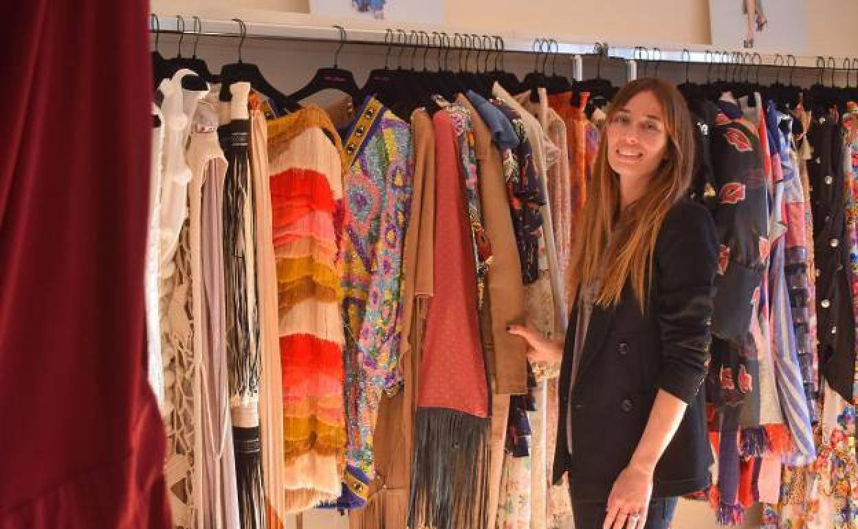 La estilista Leticia Riestra, en Madrid, donde vive, enseña diferentes diseños. / IÑAKI MARTÍNEZ.