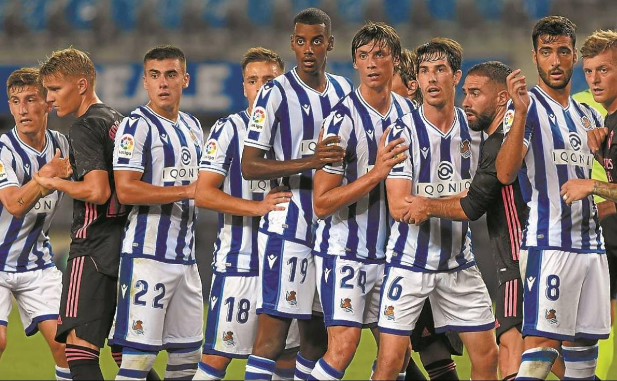 Peculiar táctica ofensiva realista para atacar un córner. Hubo remate pero no gol. 