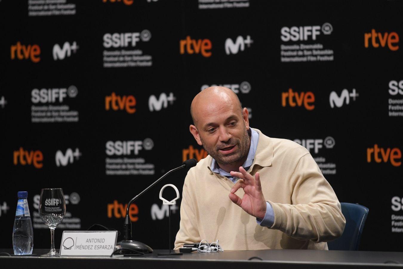 Miembros del equipo de la película 'The Courtoom 3H', enrueda de prensa en el Kursaal.