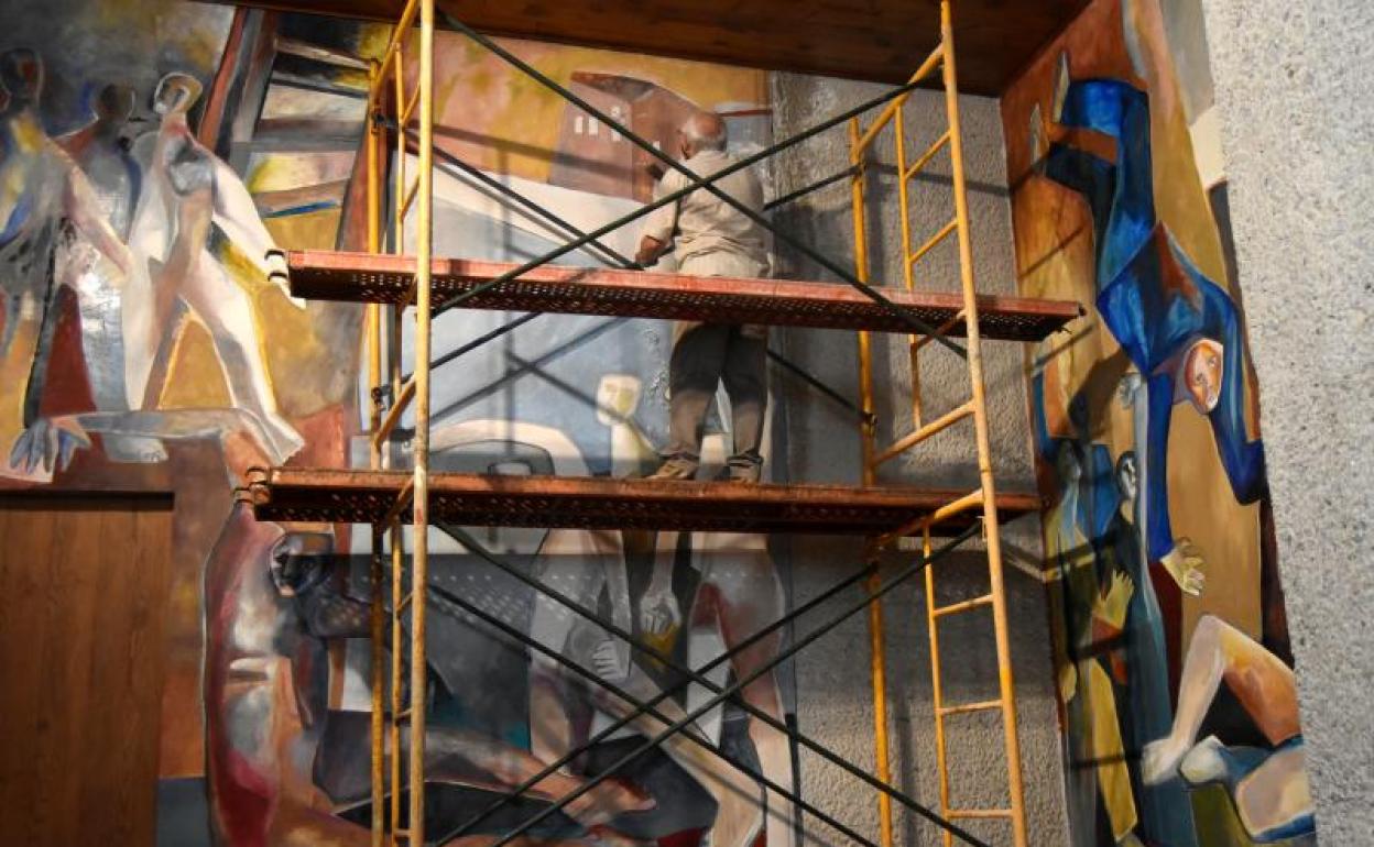 El artista durante los trabajos de recuperación de la pintura desde un andamio.