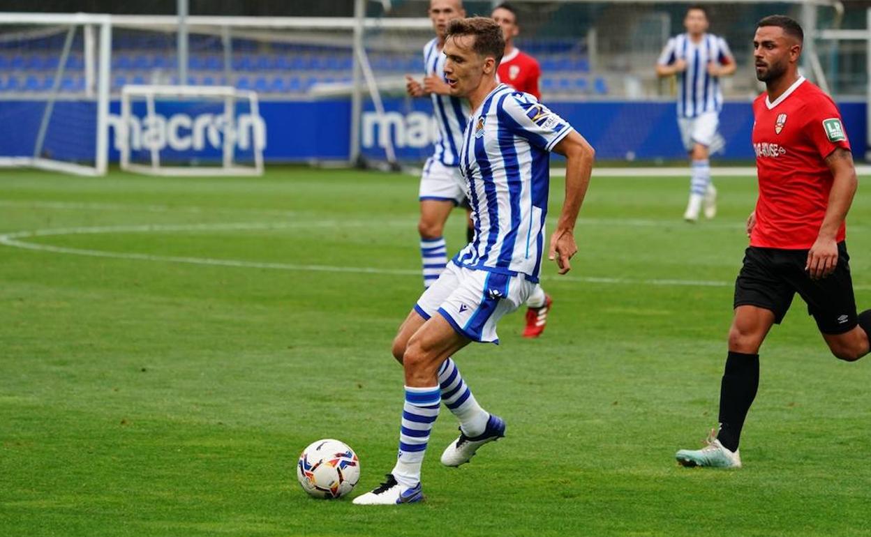 Llorente realiza un pase en el amistoso frente al Logroñés.