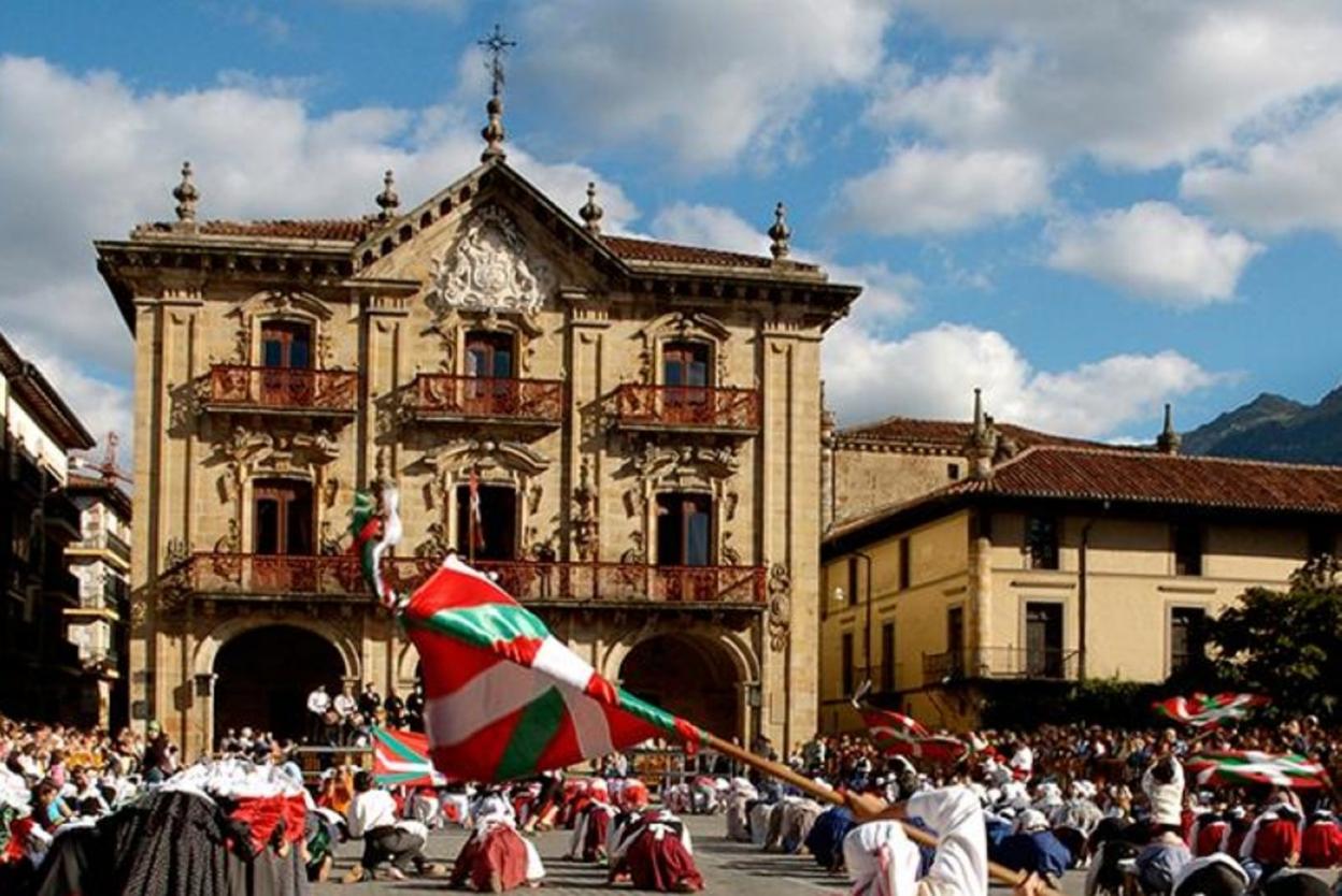 Imagen de una pasada celebración de San Miguel en Oñati, frente al Ayuntamiento. 