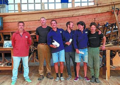 Imagen secundaria 1 - A la izquierda: Xabier Agote, a la izquierda, junto a profesores y licenciados. A la derecha: Vizcaya y Fennebresque portando un barco.