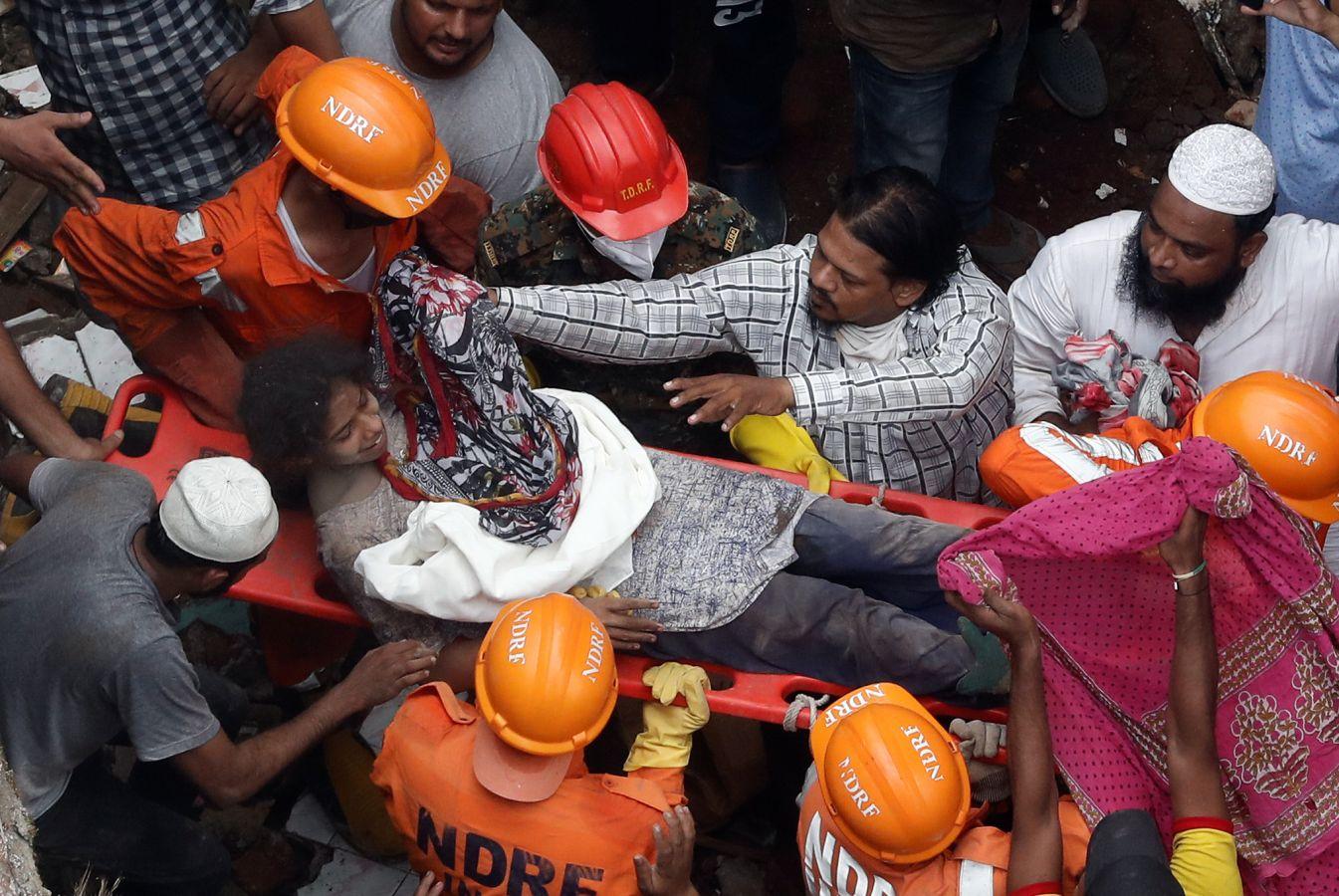 En la localidad de Bhiwandi, cercana a la ciudad de Bombay, en la India, un edificio colapsó, ocasionando la muerte de al menos 10 personas mientras que otras 20 permanecen entre los escombros. Entre los fallecidos hay siete menores y tres adultos. La edificación residencial de tres plantas de altura se derrumbó durante la madrugada.