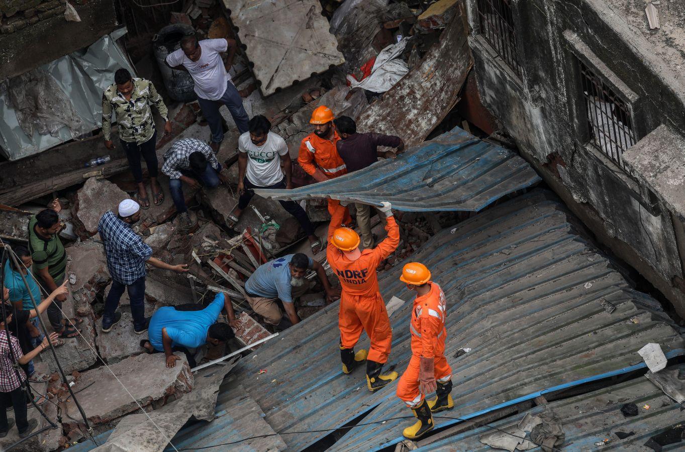 En la localidad de Bhiwandi, cercana a la ciudad de Bombay, en la India, un edificio colapsó, ocasionando la muerte de al menos 10 personas mientras que otras 20 permanecen entre los escombros. Entre los fallecidos hay siete menores y tres adultos. La edificación residencial de tres plantas de altura se derrumbó durante la madrugada.