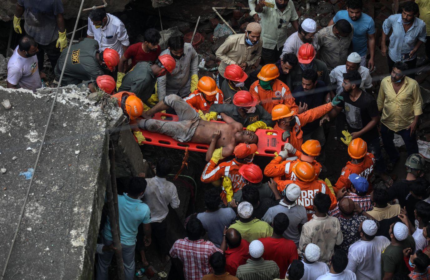 En la localidad de Bhiwandi, cercana a la ciudad de Bombay, en la India, un edificio colapsó, ocasionando la muerte de al menos 10 personas mientras que otras 20 permanecen entre los escombros. Entre los fallecidos hay siete menores y tres adultos. La edificación residencial de tres plantas de altura se derrumbó durante la madrugada.