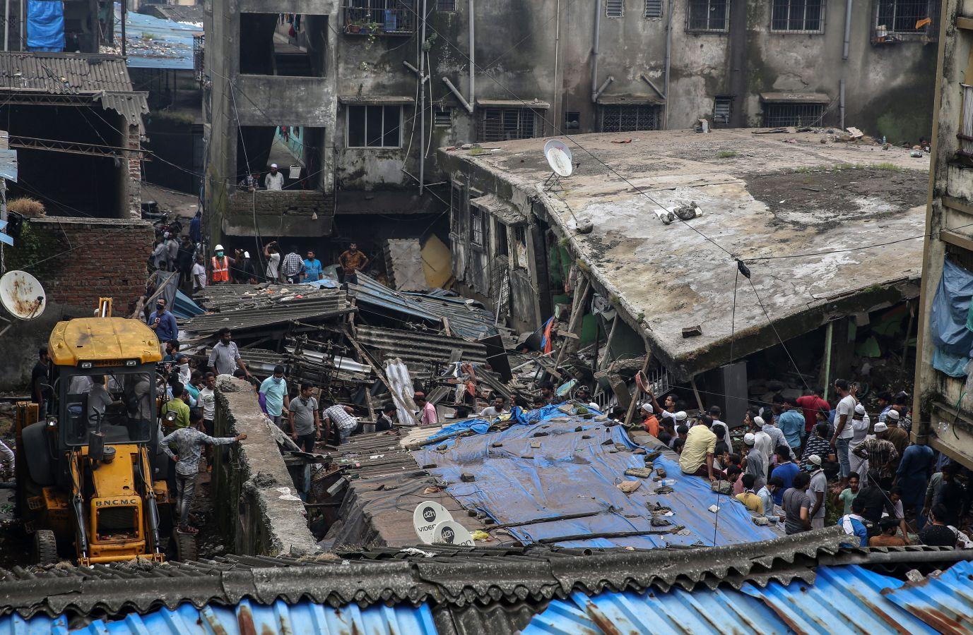 En la localidad de Bhiwandi, cercana a la ciudad de Bombay, en la India, un edificio colapsó, ocasionando la muerte de al menos 10 personas mientras que otras 20 permanecen entre los escombros. Entre los fallecidos hay siete menores y tres adultos. La edificación residencial de tres plantas de altura se derrumbó durante la madrugada.