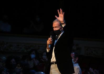 Imagen secundaria 1 - Maskaren atzean, Jon Maya eta Kukai taldeko kideak . Félix Linaresek eta 'La noche de...' saioak omenalditxoa jaso zuten. Antzokira sartu aurretik ere komeni da distantzia gordetzea.