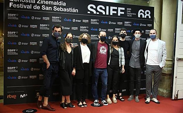 Imagen principal - Maskaren atzean, Jon Maya eta Kukai taldeko kideak . Félix Linaresek eta 'La noche de...' saioak omenalditxoa jaso zuten. Antzokira sartu aurretik ere komeni da distantzia gordetzea.