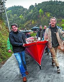 Imagen secundaria 2 - A la izquierda: Xabier Agote, a la izquierda, junto a profesores y licenciados. A la derecha: Vizcaya y Fennebresque portando un barco.