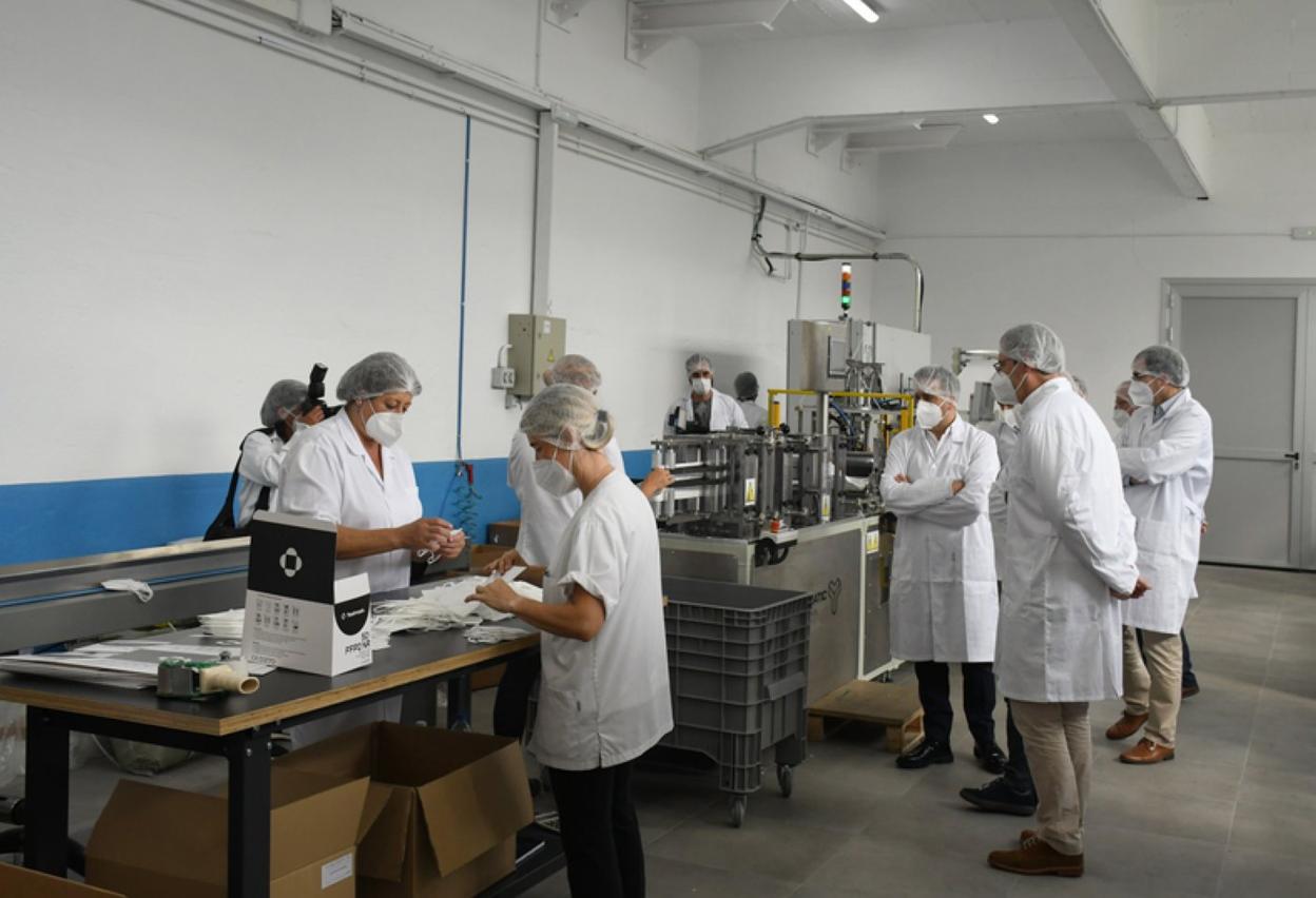 Maskaren ekoizpen prozesua gertutik ezagutu zuten bisitan agintariek. 