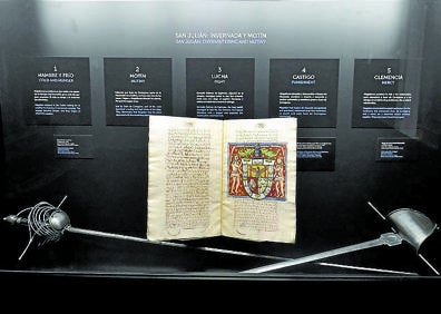 Imagen secundaria 1 - Arriba: Muestras de algunas de las provisiones que se cargaron en las naves. A la izquierda: Panel que explica el motín contra Magallanes que tuvo lugar en la Patagonia. A la derecha: El testamento de Elcano, redactado por Miguel de Urdaneta, es otro de los documentos de la exposición.