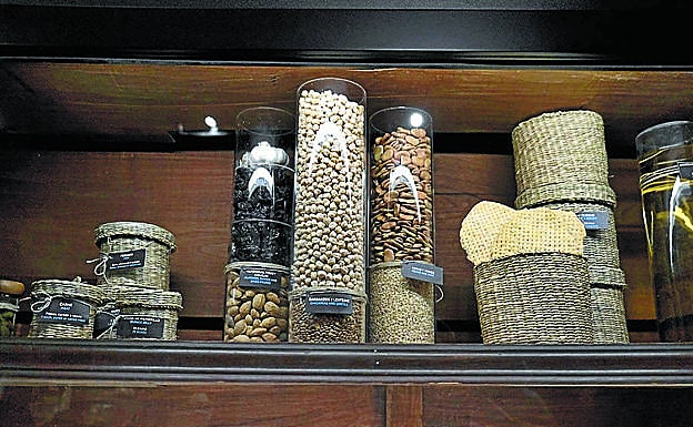 Imagen principal - Arriba: Muestras de algunas de las provisiones que se cargaron en las naves. A la izquierda: Panel que explica el motín contra Magallanes que tuvo lugar en la Patagonia. A la derecha: El testamento de Elcano, redactado por Miguel de Urdaneta, es otro de los documentos de la exposición.