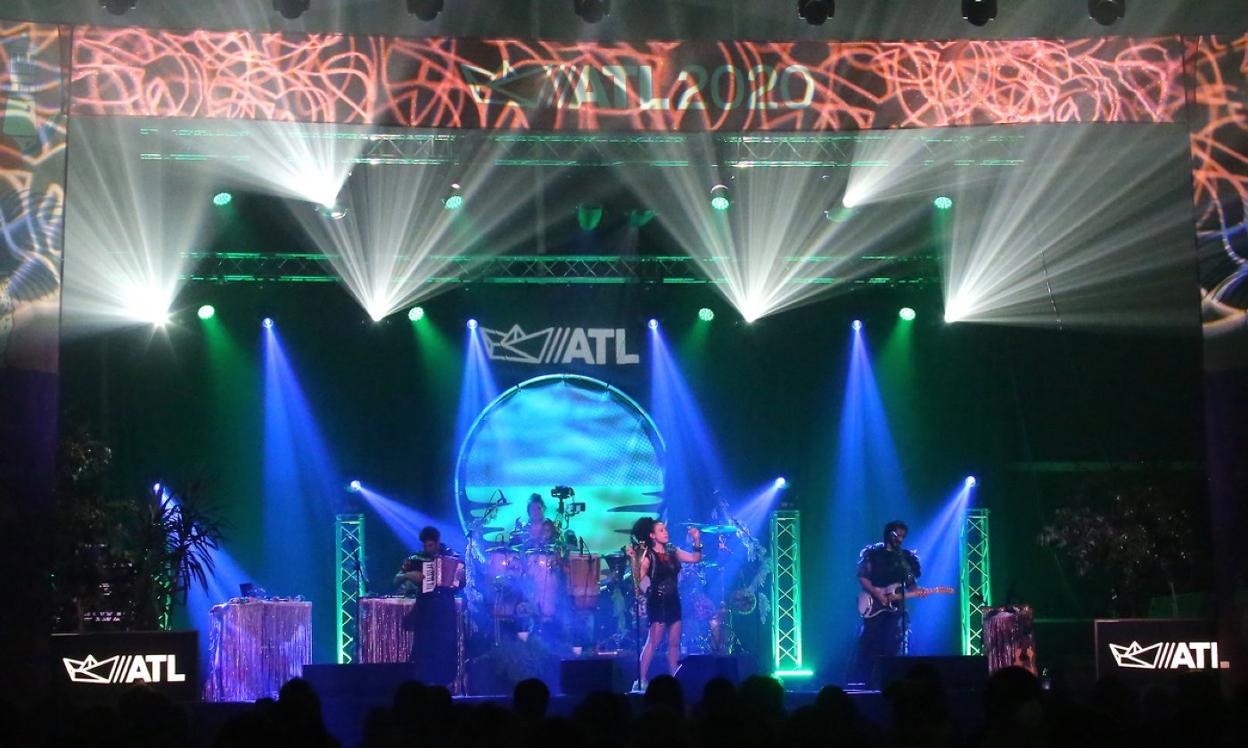 El público se acercó hasta Fandería, donde la argentina La Yegros abrió el Atlantikaldia.