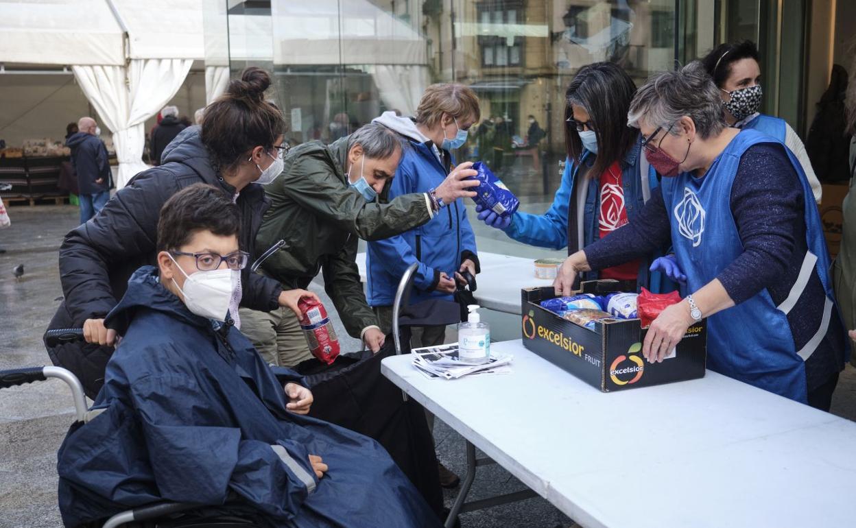 Recogida de alimentos para los refugiados de Moria en La Bretxa de Donostia. 