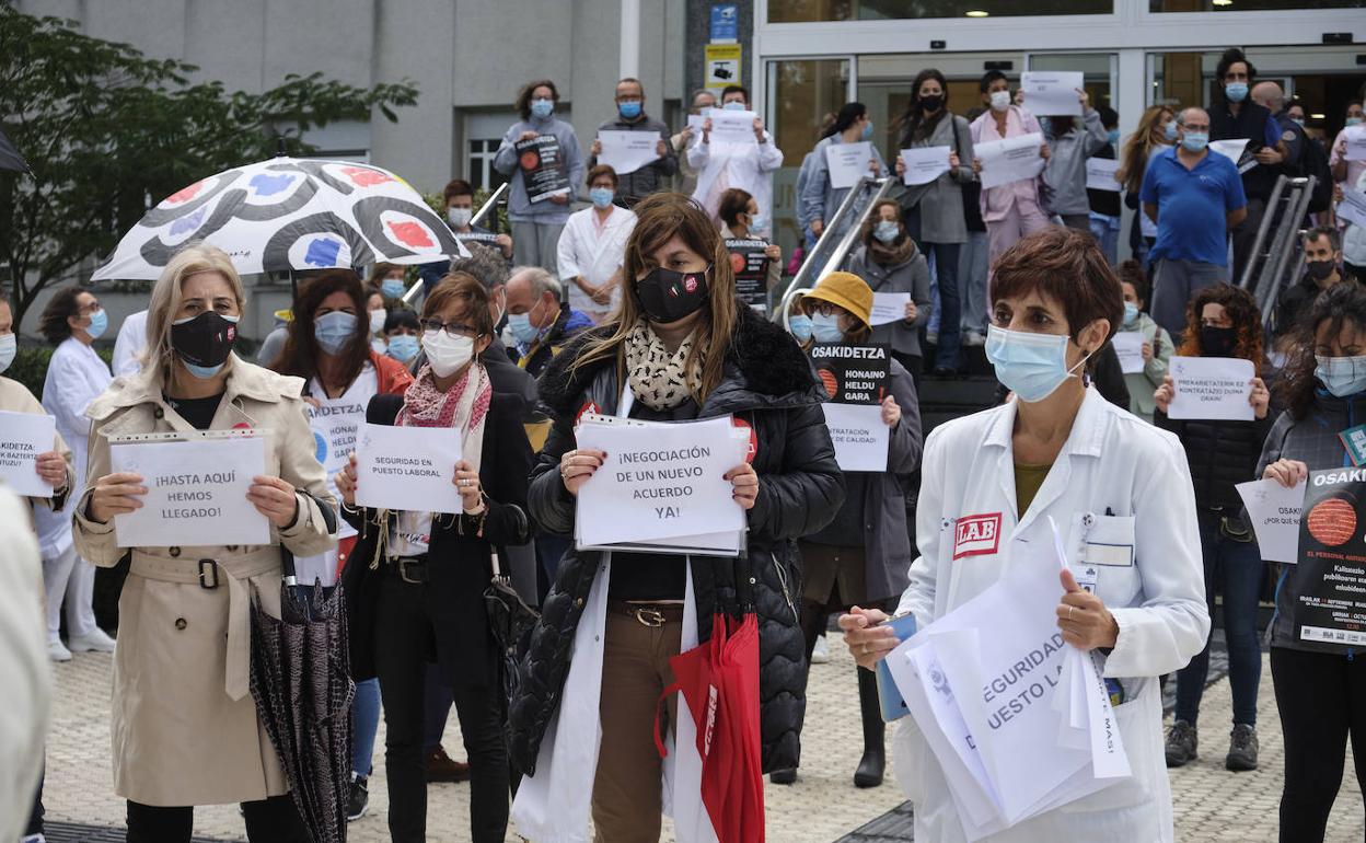 Trabajadores de Osakidetza se han concentrado este viernes delante del Hospital Donostia.