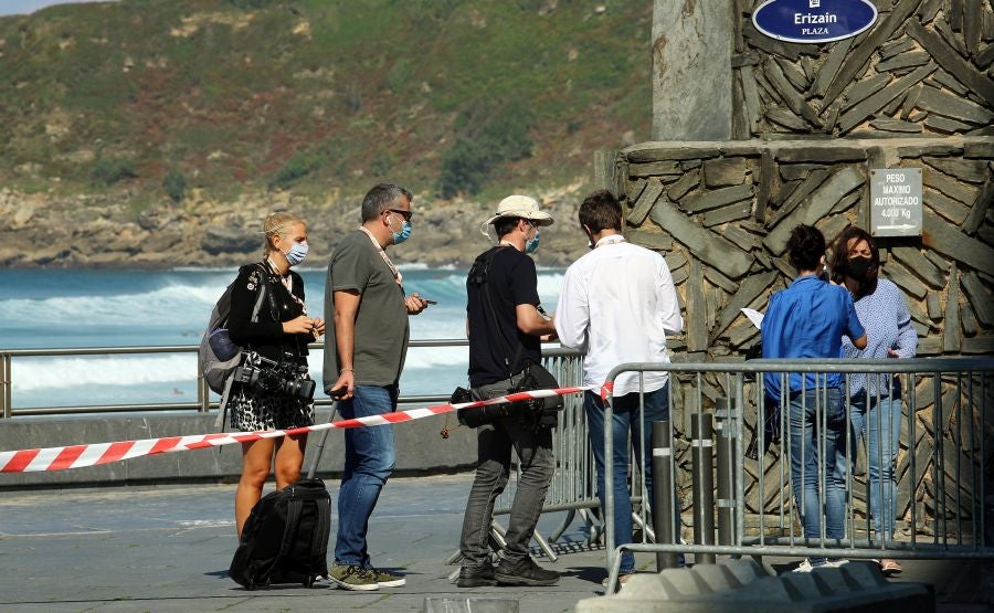 Las escaleras plegables y los taburetes candados a las vallas tras las que se colocan los medios gráficos que cubren el Festival de Cine de San Sebastián han desaparecido del paisaje. Esta edición, el acceso a las áreas delimitadas para los fotógrafos y cámaras en la entrada del hotel María Cristina, el teatro Victoria Eugenia y el Kursaal se realiza de forma ordenada y media hora antes de la llegada del famosos.