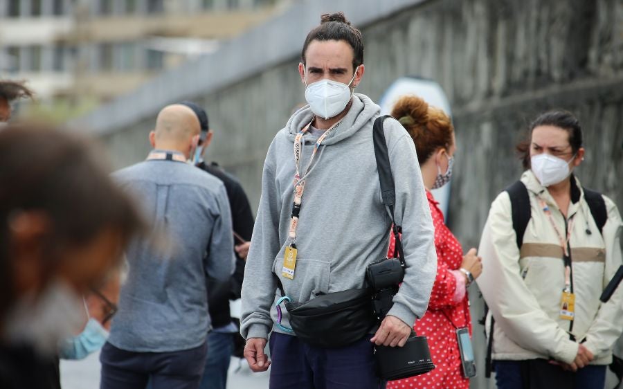 Las escaleras plegables y los taburetes candados a las vallas tras las que se colocan los medios gráficos que cubren el Festival de Cine de San Sebastián han desaparecido del paisaje. Esta edición, el acceso a las áreas delimitadas para los fotógrafos y cámaras en la entrada del hotel María Cristina, el teatro Victoria Eugenia y el Kursaal se realiza de forma ordenada y media hora antes de la llegada del famosos.