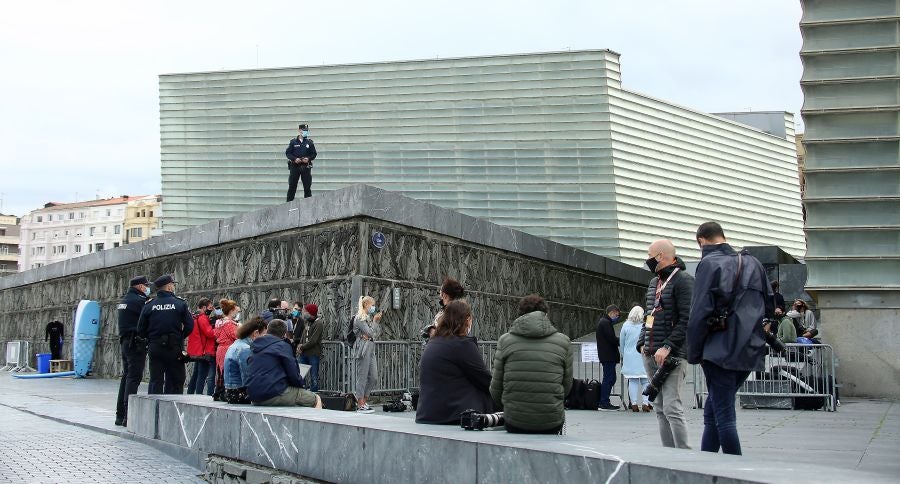Las escaleras plegables y los taburetes candados a las vallas tras las que se colocan los medios gráficos que cubren el Festival de Cine de San Sebastián han desaparecido del paisaje. Esta edición, el acceso a las áreas delimitadas para los fotógrafos y cámaras en la entrada del hotel María Cristina, el teatro Victoria Eugenia y el Kursaal se realiza de forma ordenada y media hora antes de la llegada del famosos.