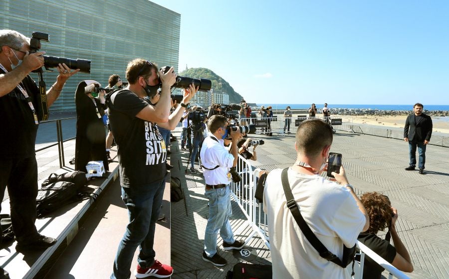 Las escaleras plegables y los taburetes candados a las vallas tras las que se colocan los medios gráficos que cubren el Festival de Cine de San Sebastián han desaparecido del paisaje. Esta edición, el acceso a las áreas delimitadas para los fotógrafos y cámaras en la entrada del hotel María Cristina, el teatro Victoria Eugenia y el Kursaal se realiza de forma ordenada y media hora antes de la llegada del famosos.