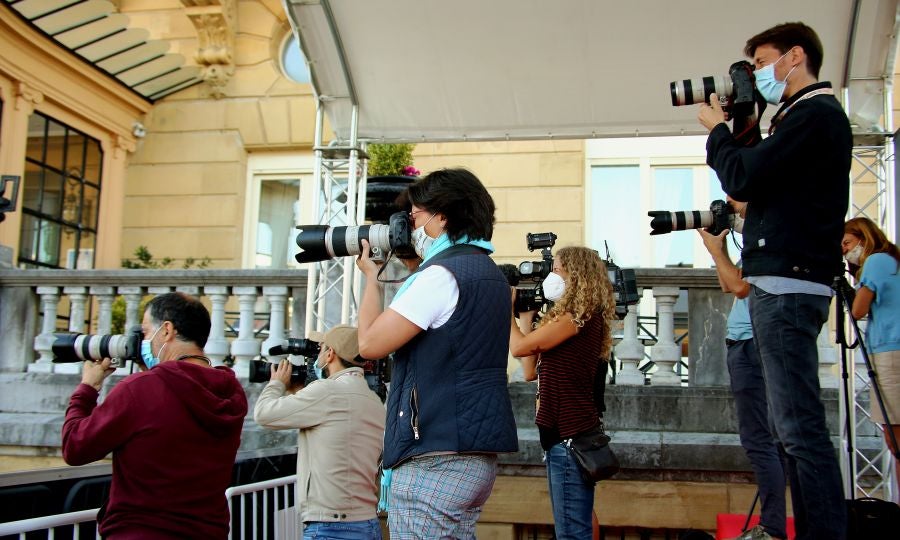 Las escaleras plegables y los taburetes candados a las vallas tras las que se colocan los medios gráficos que cubren el Festival de Cine de San Sebastián han desaparecido del paisaje. Esta edición, el acceso a las áreas delimitadas para los fotógrafos y cámaras en la entrada del hotel María Cristina, el teatro Victoria Eugenia y el Kursaal se realiza de forma ordenada y media hora antes de la llegada del famosos.