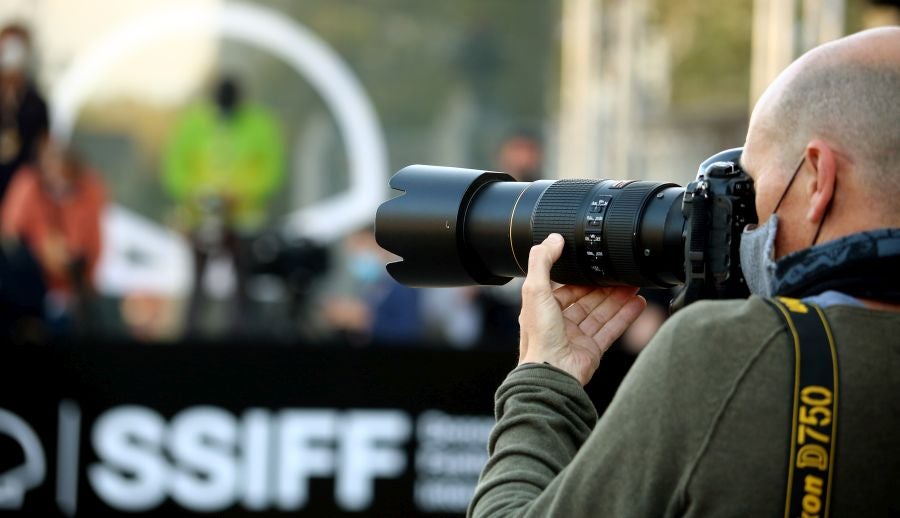 Las escaleras plegables y los taburetes candados a las vallas tras las que se colocan los medios gráficos que cubren el Festival de Cine de San Sebastián han desaparecido del paisaje. Esta edición, el acceso a las áreas delimitadas para los fotógrafos y cámaras en la entrada del hotel María Cristina, el teatro Victoria Eugenia y el Kursaal se realiza de forma ordenada y media hora antes de la llegada del famosos.