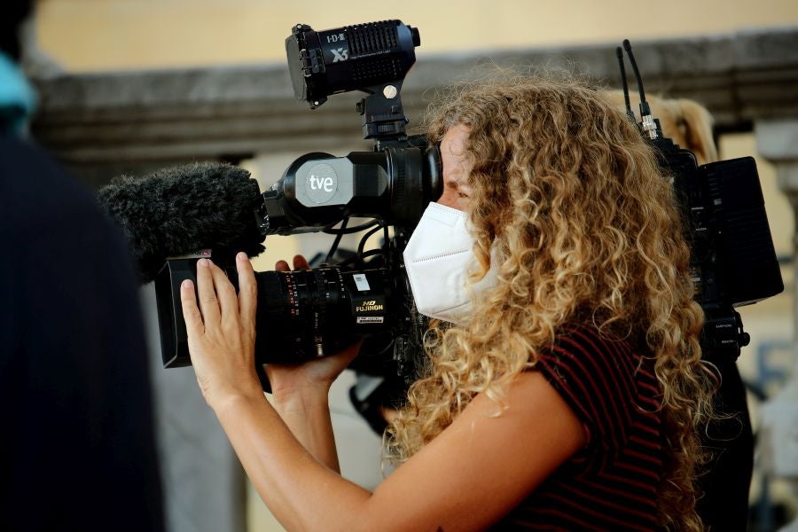 Las escaleras plegables y los taburetes candados a las vallas tras las que se colocan los medios gráficos que cubren el Festival de Cine de San Sebastián han desaparecido del paisaje. Esta edición, el acceso a las áreas delimitadas para los fotógrafos y cámaras en la entrada del hotel María Cristina, el teatro Victoria Eugenia y el Kursaal se realiza de forma ordenada y media hora antes de la llegada del famosos.