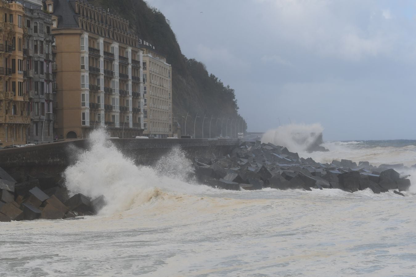 El fuerte oleaje ha azotado con fuerza la costa guipuzcoana en una jornada desapacible en la que 'Odette' no ha provocado incidencias destacables. 