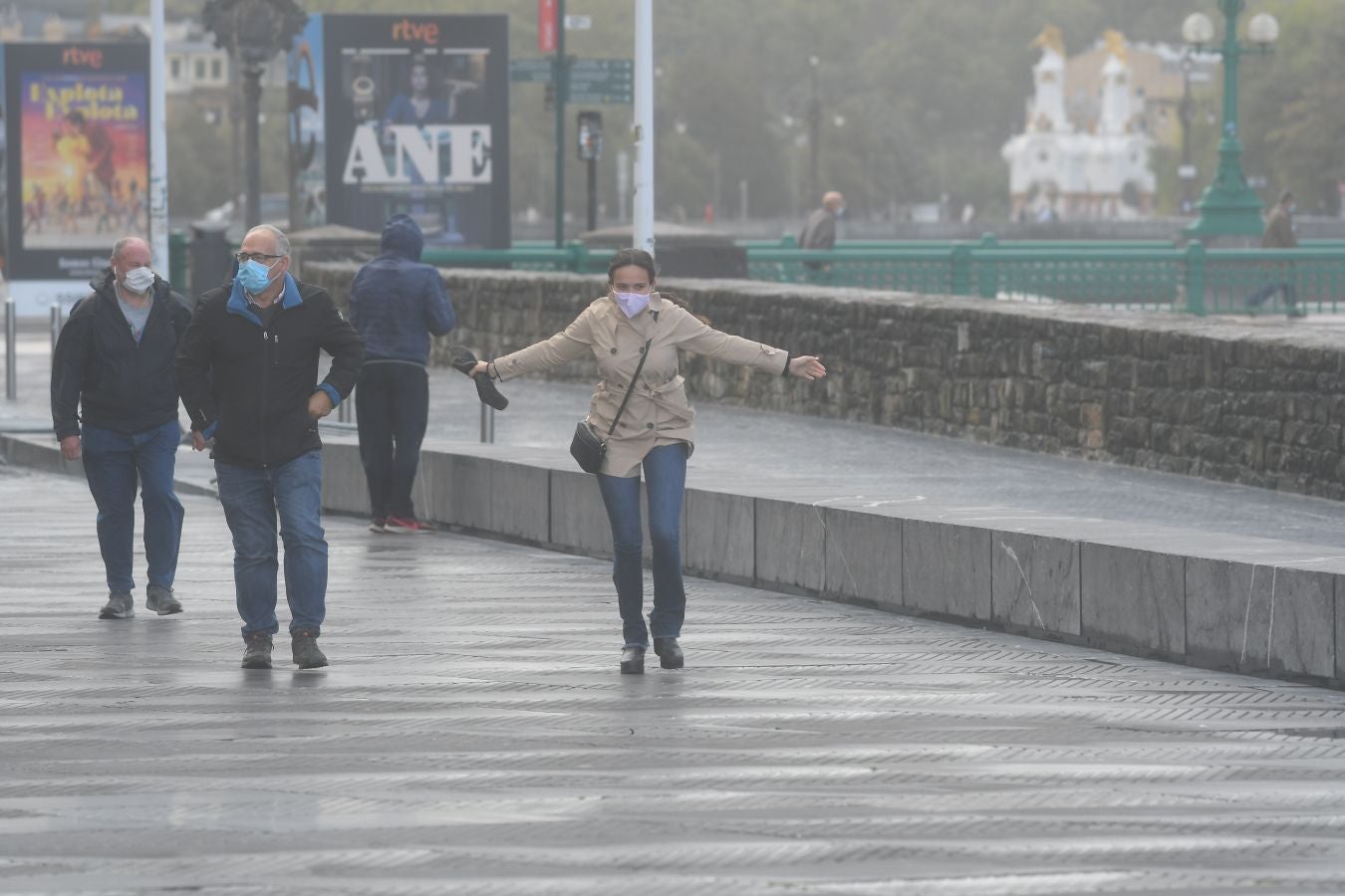 El fuerte oleaje ha azotado con fuerza la costa guipuzcoana en una jornada desapacible en la que 'Odette' no ha provocado incidencias destacables. 