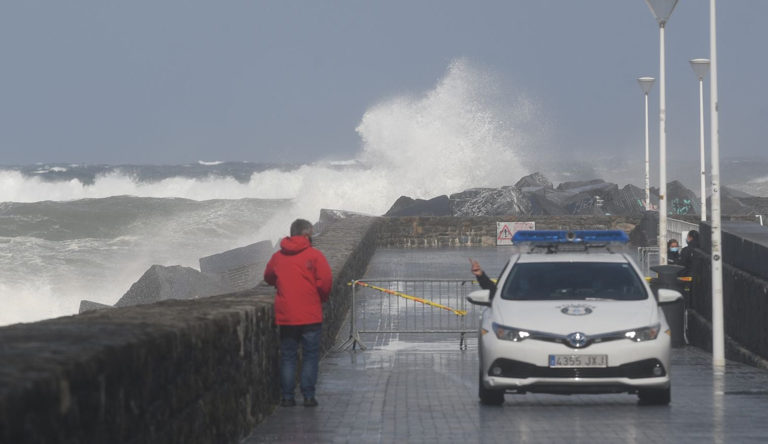 El fuerte oleaje ha azotado con fuerza la costa guipuzcoana en una jornada desapacible en la que 'Odette' no ha provocado incidencias destacables. 