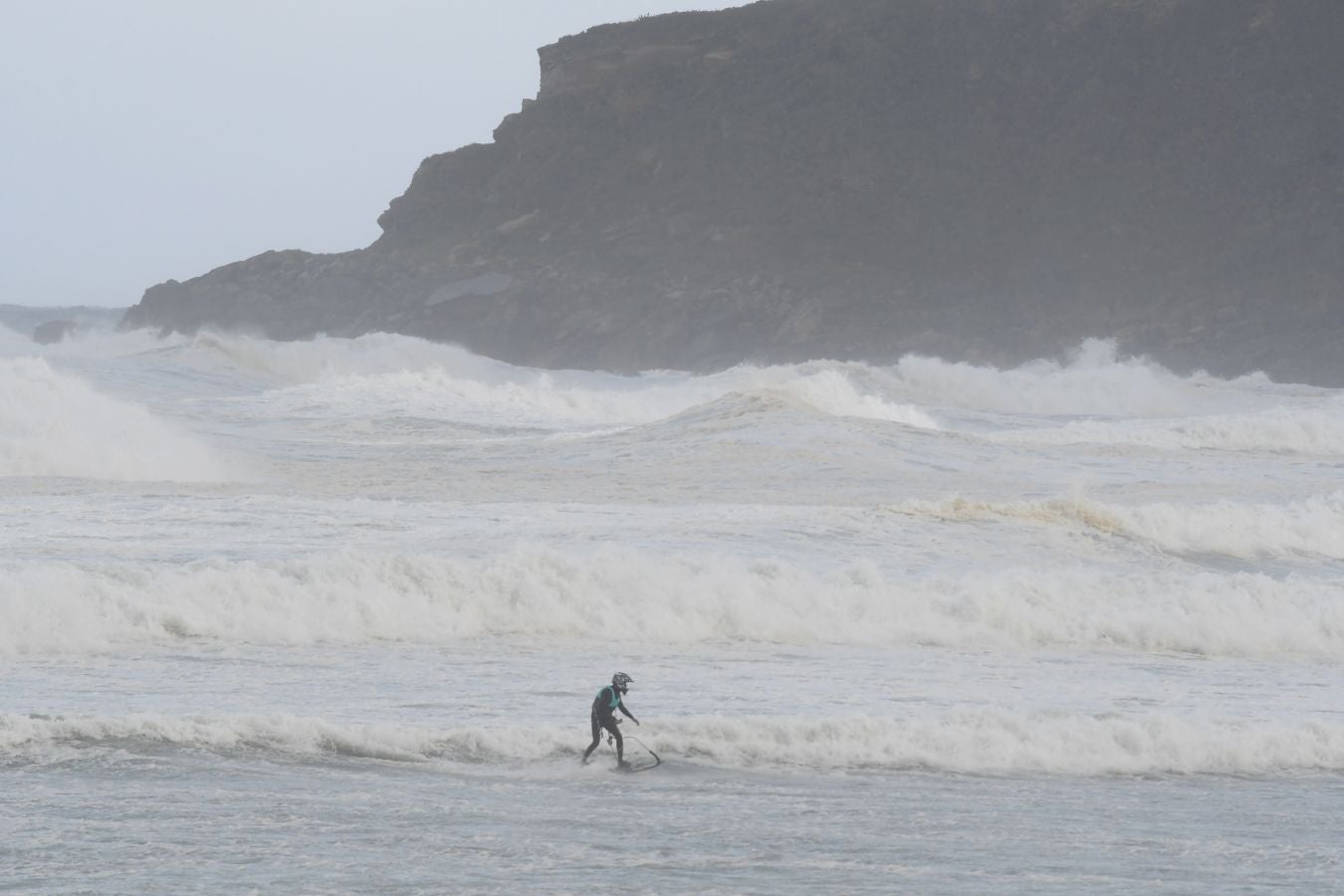 El fuerte oleaje ha azotado con fuerza la costa guipuzcoana en una jornada desapacible en la que 'Odette' no ha provocado incidencias destacables. 