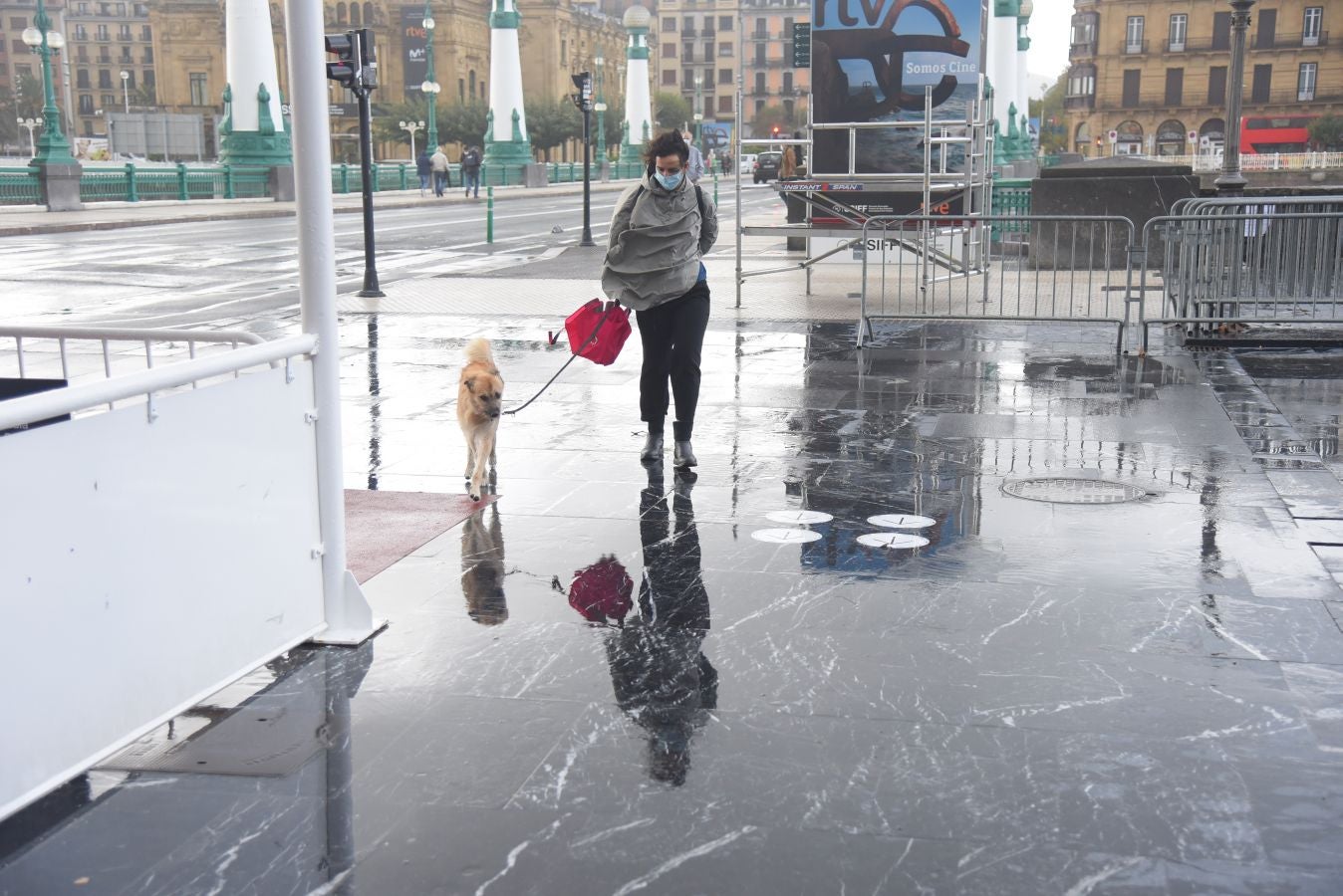 El fuerte oleaje ha azotado con fuerza la costa guipuzcoana en una jornada desapacible en la que 'Odette' no ha provocado incidencias destacables. 