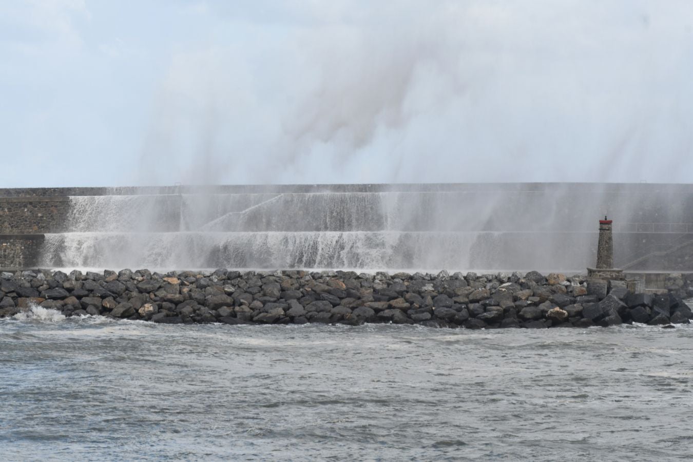 El fuerte oleaje ha azotado con fuerza la costa guipuzcoana en una jornada desapacible en la que 'Odette' no ha provocado incidencias destacables. 