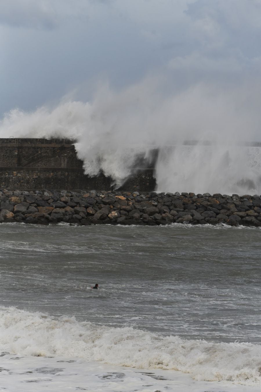 El fuerte oleaje ha azotado con fuerza la costa guipuzcoana en una jornada desapacible en la que 'Odette' no ha provocado incidencias destacables. 