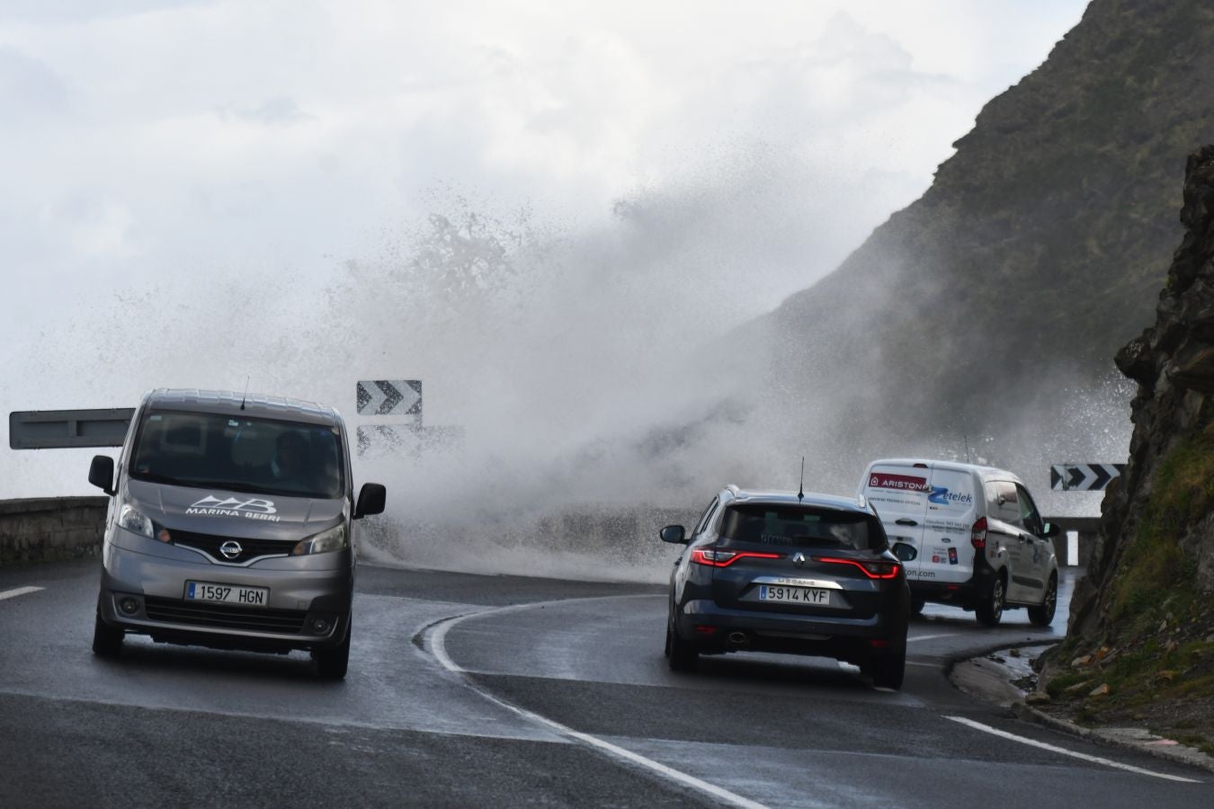 El fuerte oleaje ha azotado con fuerza la costa guipuzcoana en una jornada desapacible en la que 'Odette' no ha provocado incidencias destacables. 