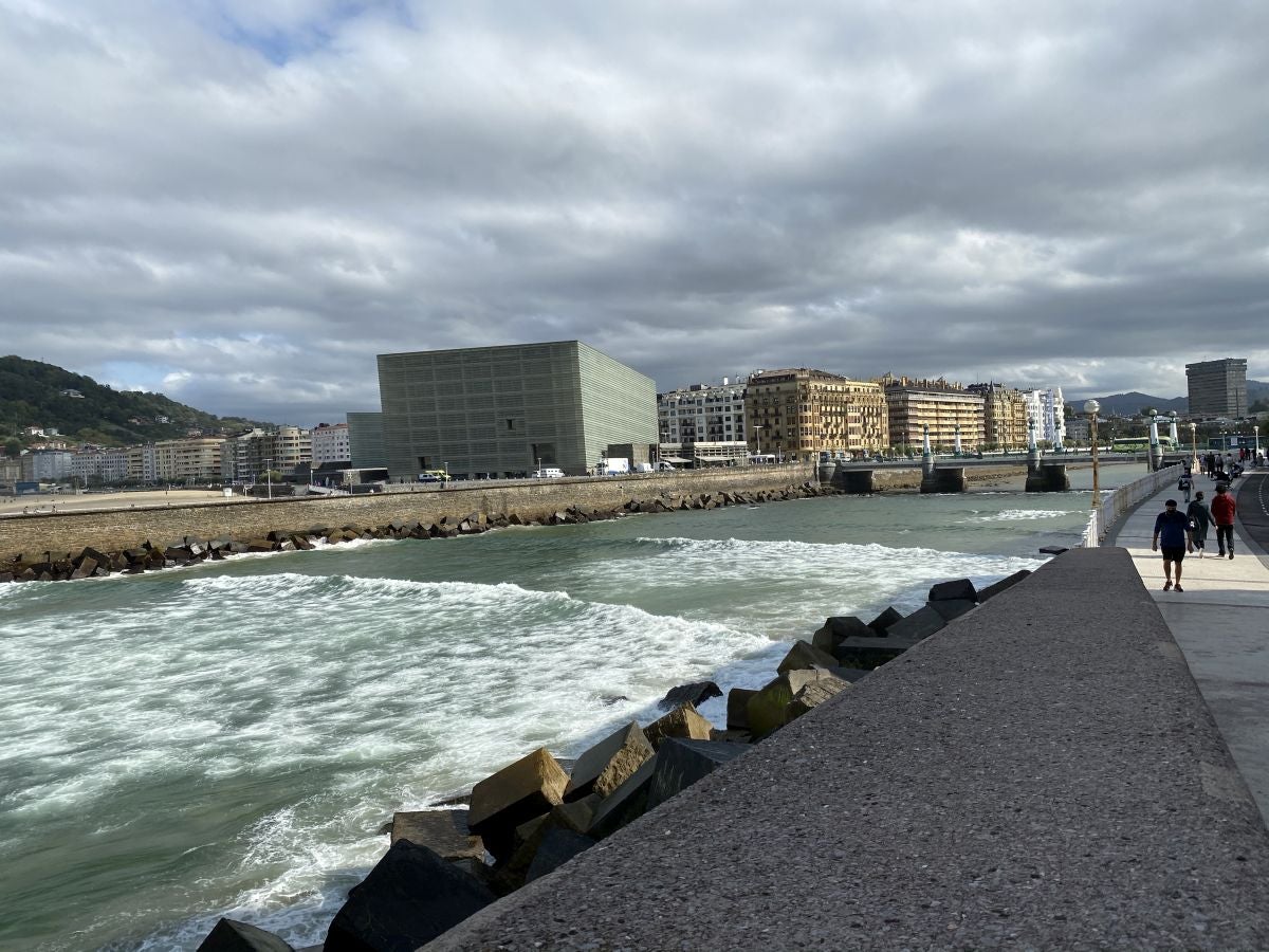 El fuerte oleaje ha azotado con fuerza la costa guipuzcoana en una jornada desapacible en la que 'Odette' no ha provocado incidencias destacables. 