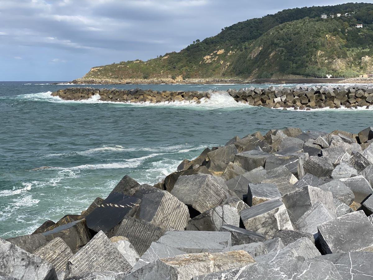 El fuerte oleaje ha azotado con fuerza la costa guipuzcoana en una jornada desapacible en la que 'Odette' no ha provocado incidencias destacables. 