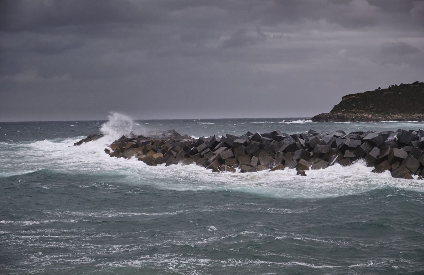 El fuerte oleaje ha azotado con fuerza la costa guipuzcoana en una jornada desapacible en la que 'Odette' no ha provocado incidencias destacables. 